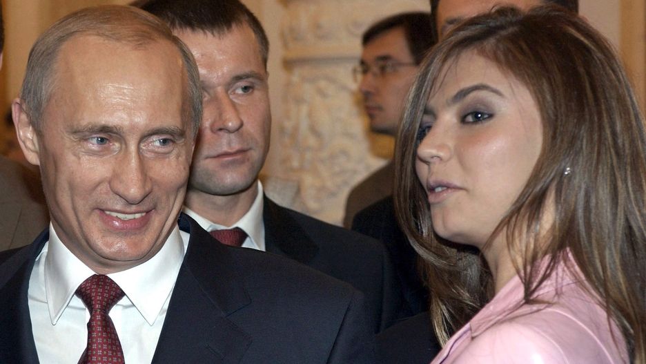 Brytyjski rząd rozszerza sankcje. Na listę trafiła była żona Putina, jego kuzyni i Alina Kabajewa. Na zdjęciu: Putin i Kabajewa w 2004 roku 