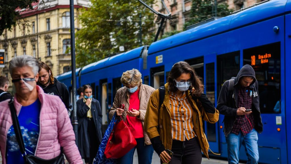 Obostrzenia w strefie żółtej i w strefie czerwonej. Czy w parku i w lesie trzeba mieć maseczkę? / zdjęcie poglądowe