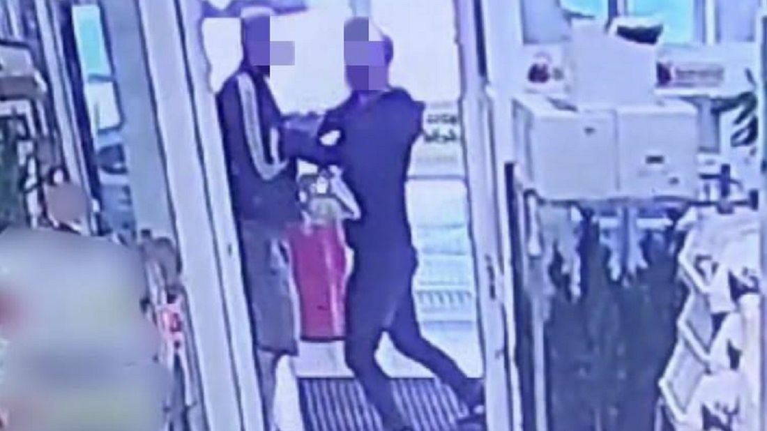 Przepychanka pomiędzy złodziejem czekolad a ochroniarzem.