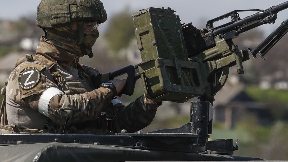 A picture taken during a visit to Mariupol organized by the Russian military shows Russian serviceman on guard in the territory of the cargo sea port in Mariupol, Ukraine, 29 April 2022. Mariupol is located on the northern coast of the Sea of Azov, it is one of the largest commercial seaports in Ukraine. Almost 500 thousand people previously lived in the city. On 16 April, the Russian Defense Ministry announced that the urban area of Mariupol had been cleared of the Ukrainian military, and their remnants were completely blocked on the territory of the Azovstal metallurgical plant. On 24 February Russian troops had entered Ukrainian territory in what the Russian president declared a 'special military operation', resulting in fighting and destruction in the country, a huge flow of refugees, and multiple sanctions against Russia. EPA/SERGEI ILNITSKY Dostawca: PAP/EPA.