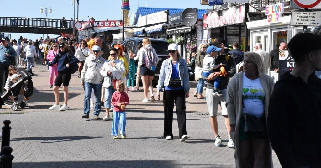 Czwartkowe popołudnie w Mielnie. Mimo wietrznej pogody sporo wczasowiczów