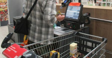 Tak klienci OSZUKUJĄ na kasach samoobsługowych. Nie mają żadnych zahamowań