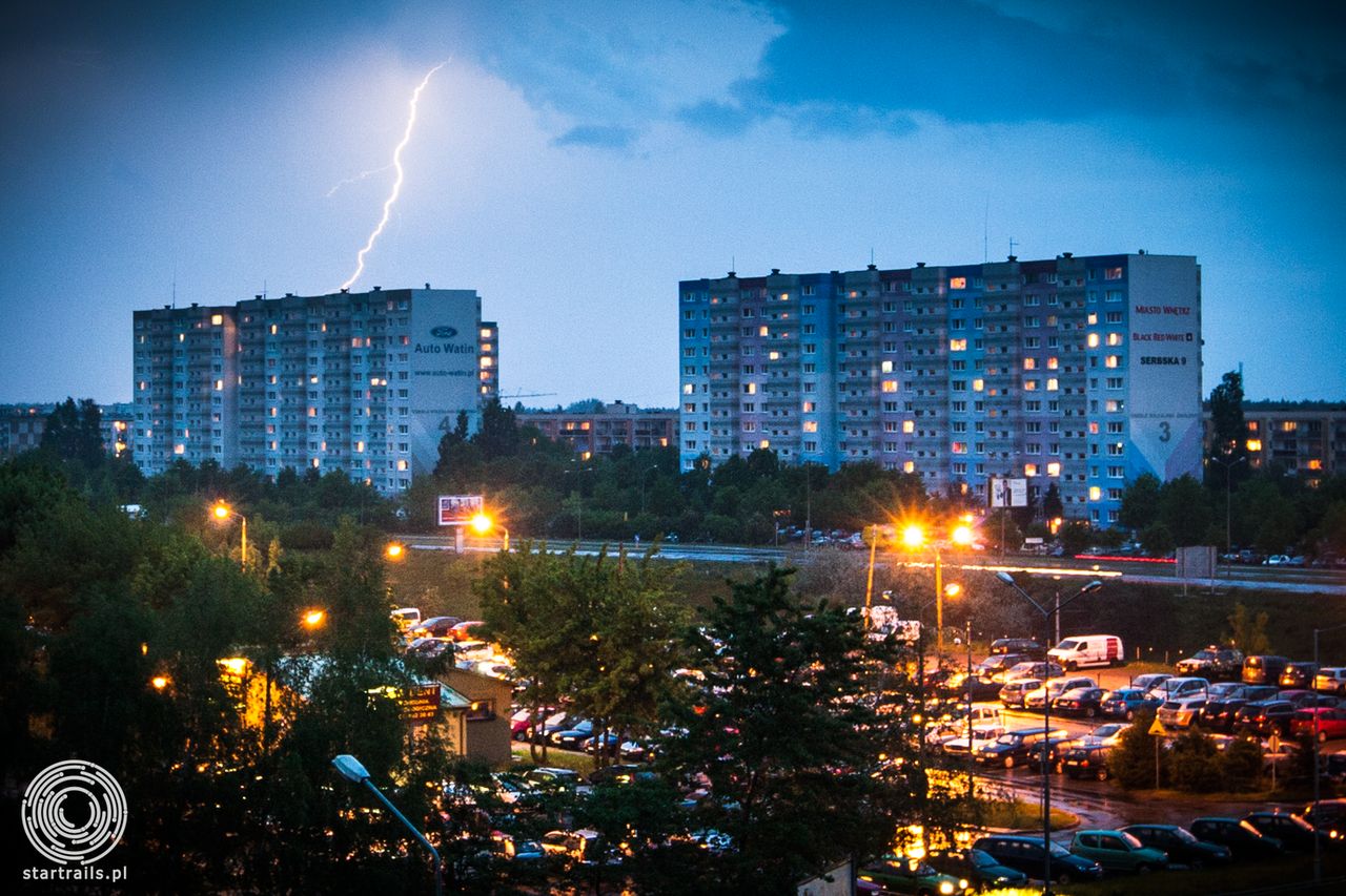 Poznańskie Piątkowo balkon na 5 piętrze, godzina 20:37 na horyzoncie jeszcze jasno przez co czas naświetlania migawki to tylko 1.6 sekundy. Canon 1D Mark III, Canon 16-35 mm f/2.8, ISO 320, F/6.3 T 1.6 sec.