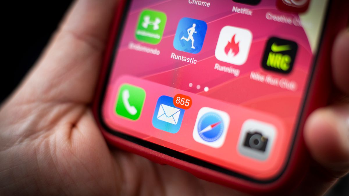Błąd w iOS-ie prowadzi do zawieszenia smartfonu, fot. Getty Images