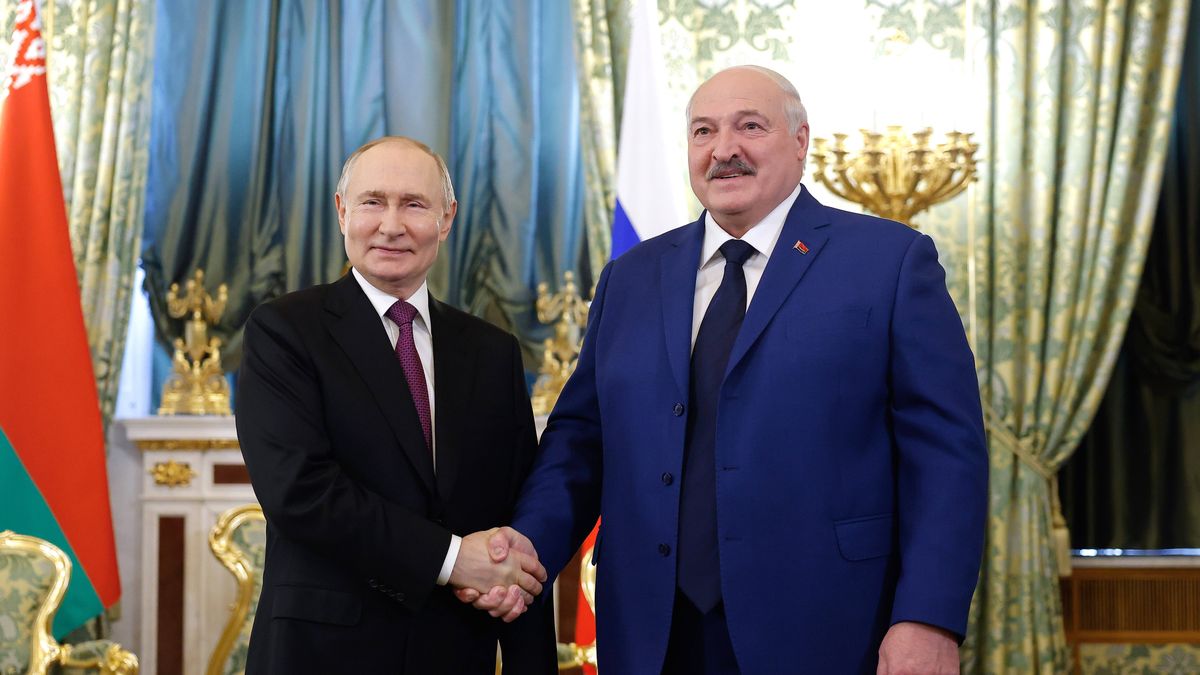 Belarus President Alexander Lukashenko visits Russia
epa11960775 Russian President Vladimir Putin (L) shakes hands with Belarusian President Alexander Lukashenko (R) during their meeting at the Kremlin in Moscow, Russia, 13 March 2025. Lukashenko is on an official visit to Moscow.  EPA/MAXIM SHEMETOV/POOL 
Dostawca: PAP/EPA.
MAXIM SHEMETOV/POOL
talks, flags, meeting, interior, visit