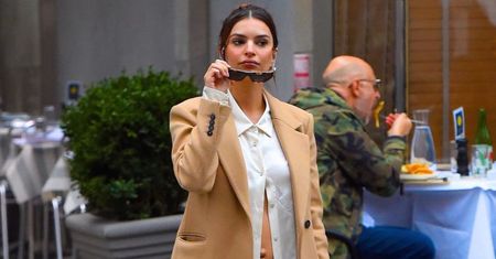 Naga Emily Ratajkowski stanęła przed lustrem. Tak eksponuje ciążowy brzuszek