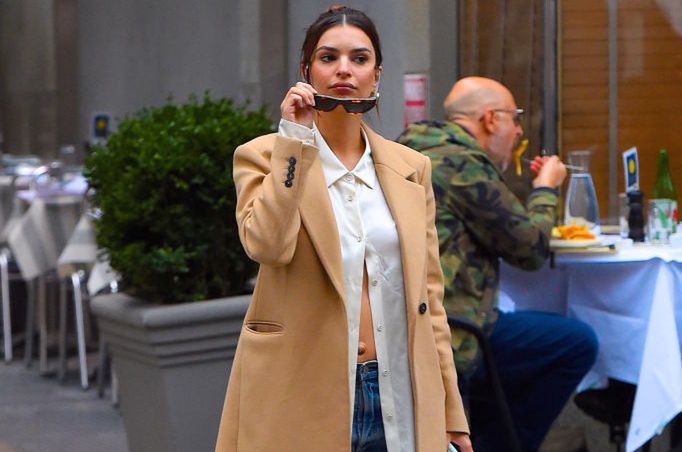 Naga Emily Ratajkowski stanęła przed lustrem. Tak eksponuje ciążowy brzuszek