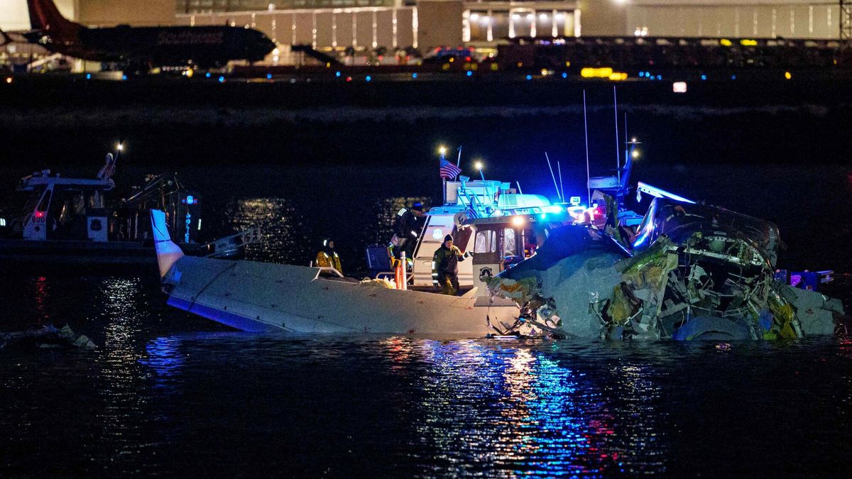 Samolot zderzy? si? z helikopterem w Waszyngtonie
ARLINGTON, VIRGINIA - JANUARY 30: (EDITORS NOTE: Image contains graphic content) Emergency response units assess airplane wreckage in the Potomac River near Ronald Reagan Washington Airport on January 30, 2025 in Arlington, Virginia. An American Airlines flight from Wichita, Kansas collided with a helicopter while approaching Ronald Reagan National Airport.   Andrew Harnik/Getty Images/AFP (Photo by Andrew Harnik / GETTY IMAGES NORTH AMERICA / Getty Images via AFP)
ANDREW HARNIK