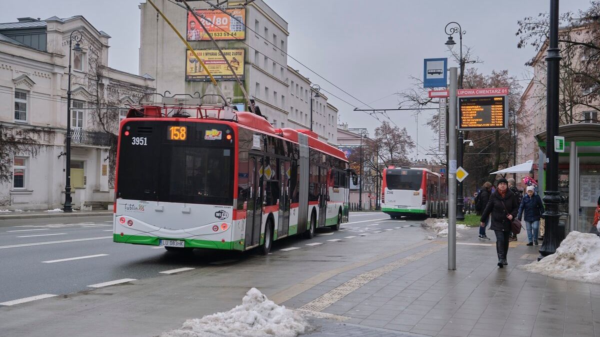 Trolejbus odjeżdżający z przystanku
