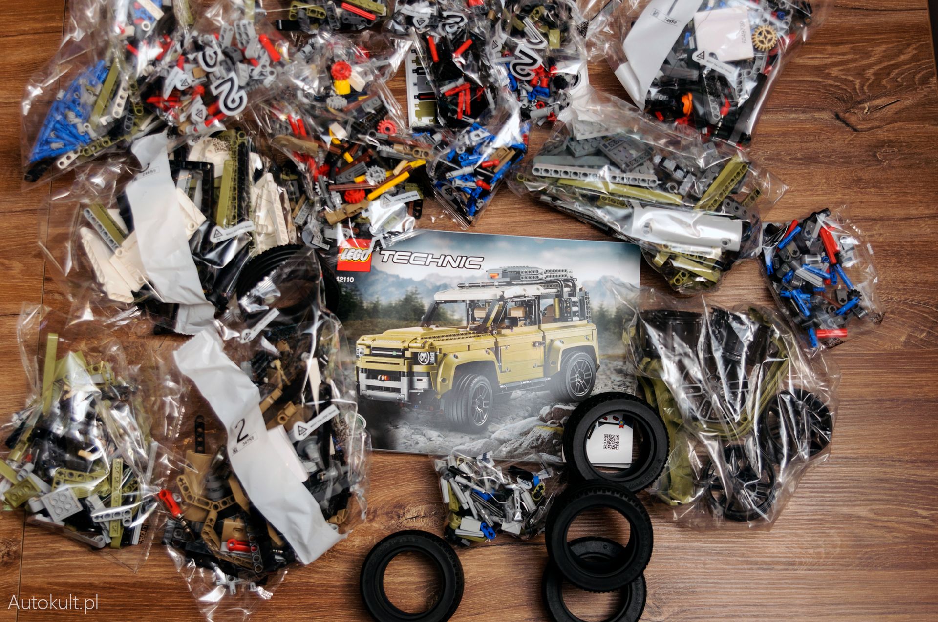 Lego Technic Land Rover Defender 42110 - część zawartości pudła