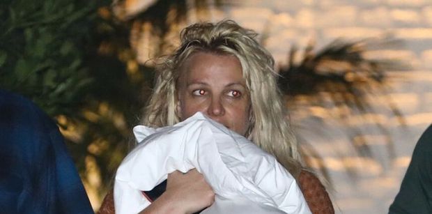 Britney Spears w dramatycznym stanie opuszcza hotel po nocnej awanturze (FOTO)