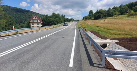 Oddali drogę dwa miesiące przed terminem. Była zniszczona przez osuwisko
