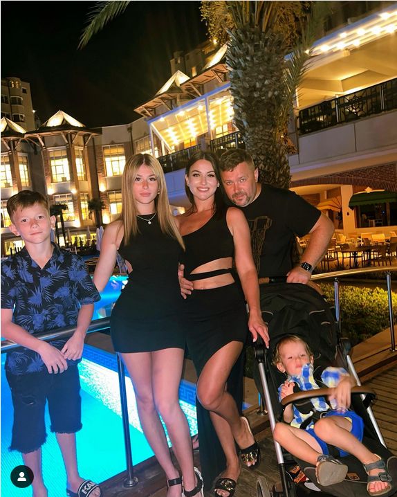 Roksana Węgiel pozuje z bliskimi. Ojciec wokalistki pochwalił się rodzinnym zdjęciem