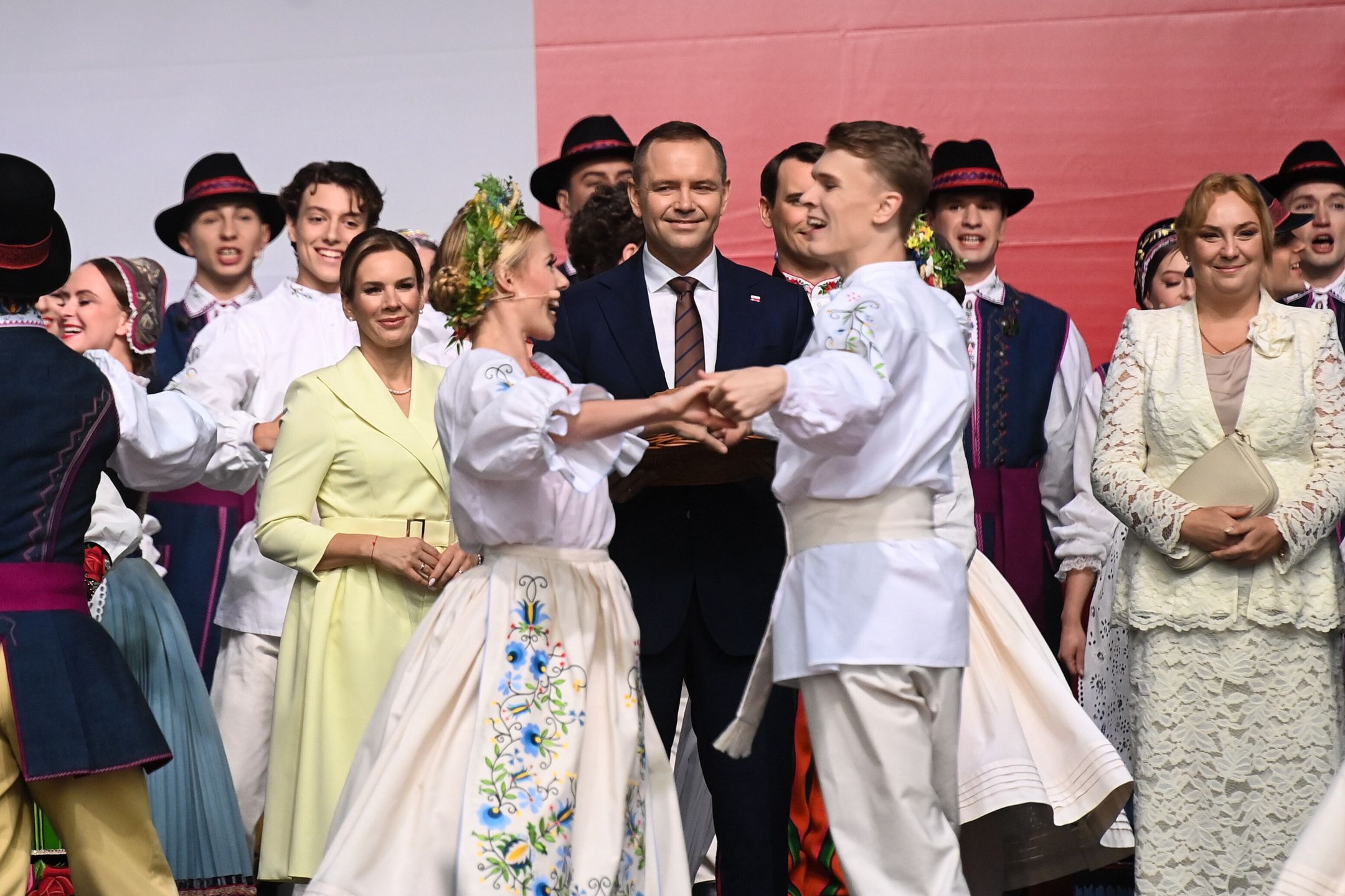Warszawa, 14.09.2025. Głowa państwa RP Karol Nawrocki (C) z małżonką Martą Nawrocką (L) podczas Dożynek Prezydenckich na dziedzińcu Pałacu Prezydenckiego w Warszawie, 14 bm. (aldg) PAP/Piotr Nowak
