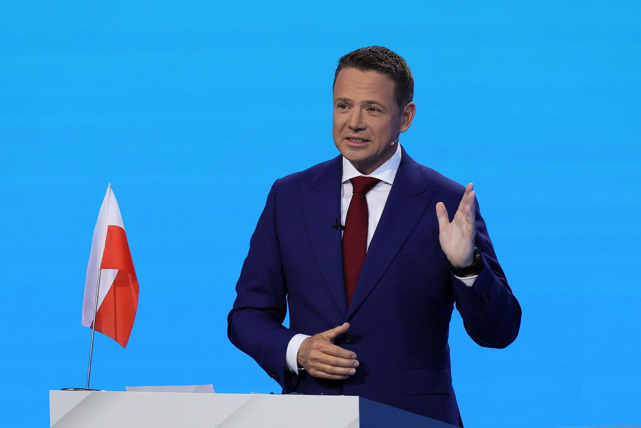 Warszawa, 23.05.2025. Wybory Prezydenta RP 2025 - kampania przed II turą. Kandydat KO w wyborach prezydenta RP, prezydent Warszawy Rafał Trzaskowski na debacie przed II turą wyborow prezydenta RP, transmitowanej przez trzy ogólnopolskie stacje ? TVP, TVN i Polsat, w Warszawie, 23 bm. (ad) PAP/Paweł Supernak