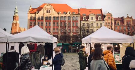 Wrocław. Ręki Dzieła Fest. Lokalni artyści prezentują swoje wyroby na pl. Solnym