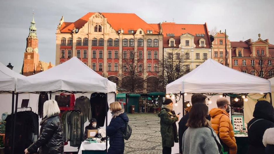 Wrocław. Ręki Dzieła Fest. Lokalni artyści prezentują swoje wyroby na pl. Solnym
