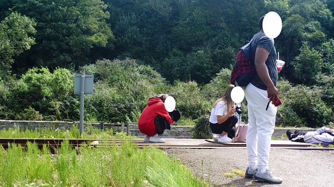 Niebezpieczny trend w sieci. Dzieci robią zdjęcia na torach