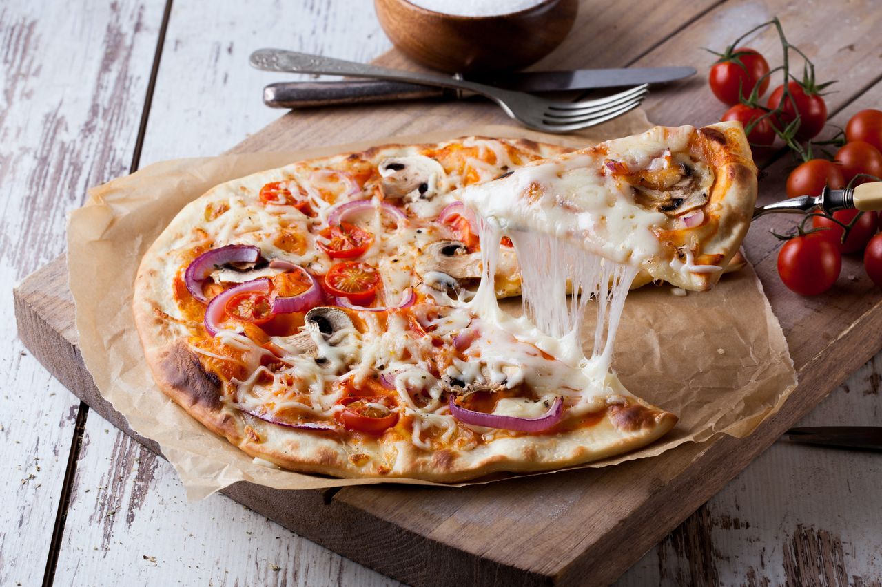 Domowa pizza z pieczarkami, oliwkami i serem