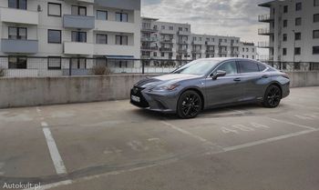 Nowy Lexus ES. Auto rozpoczyna tour po salonach marki