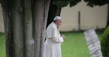 Papież Franciszek spędzi noc w szpitalu. Wkrótce przejdzie operację