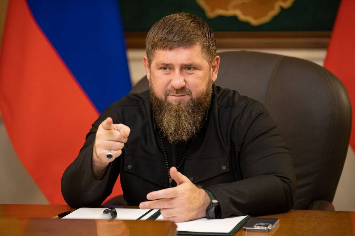 Kadyrow wraz z 15-letnim synem pojawił w miejscu, gdzie pokazano im ciała zabitych napastników ataku. 