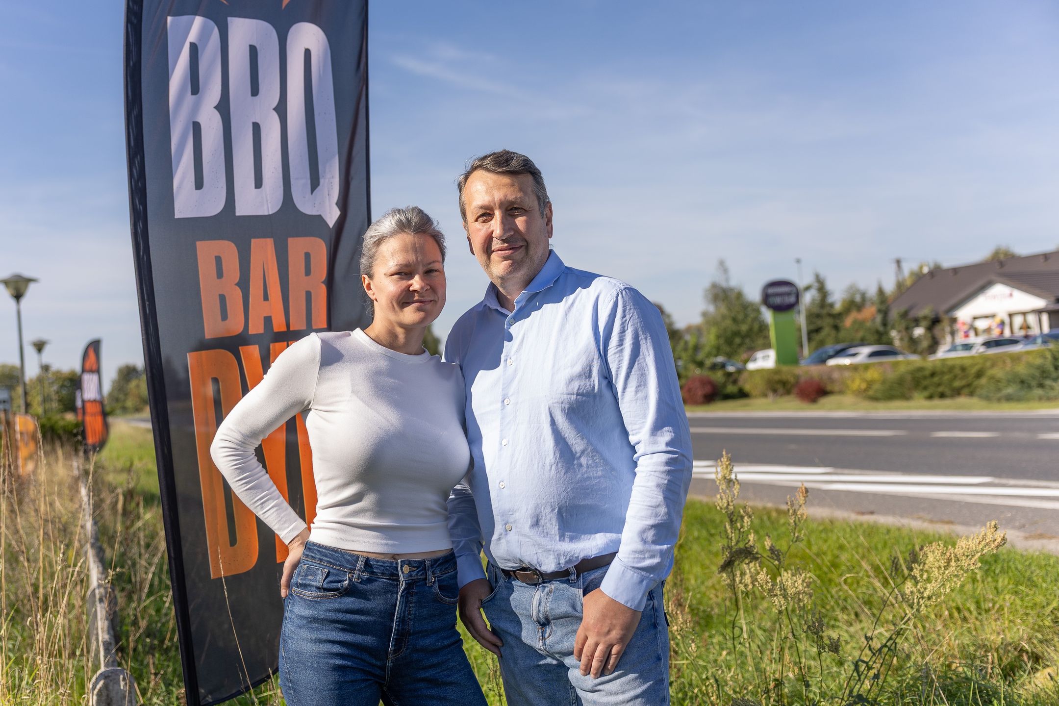 BBQ Bar DYM działa przy drodze krajowej nr 80 w Czarnowie.