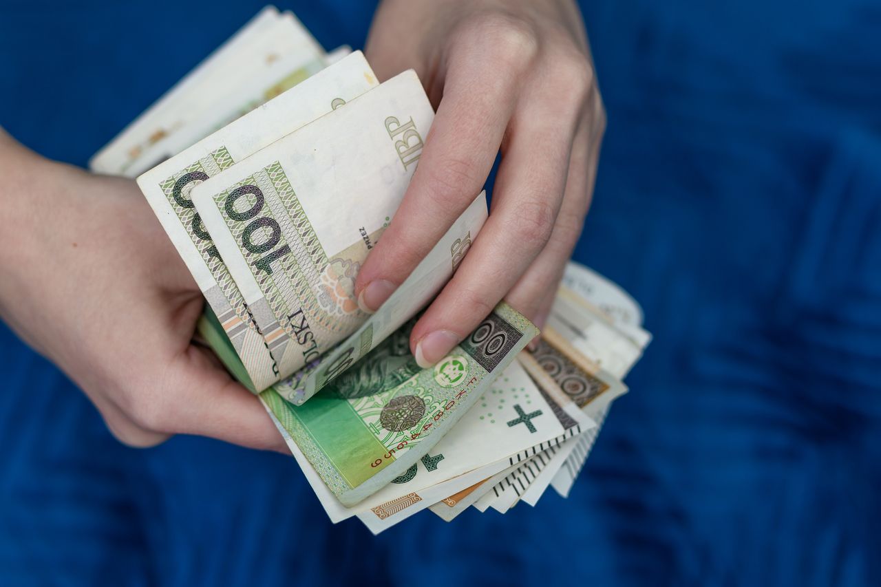 5 tys. zł co miesiąc. Oto ile trzeba dziś zarabiać, by taką emeryturę