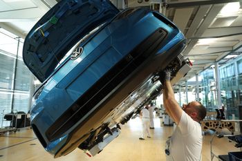 "Dzieci były dumne". Volkswagen zamyka fabrykę w Dreźnie