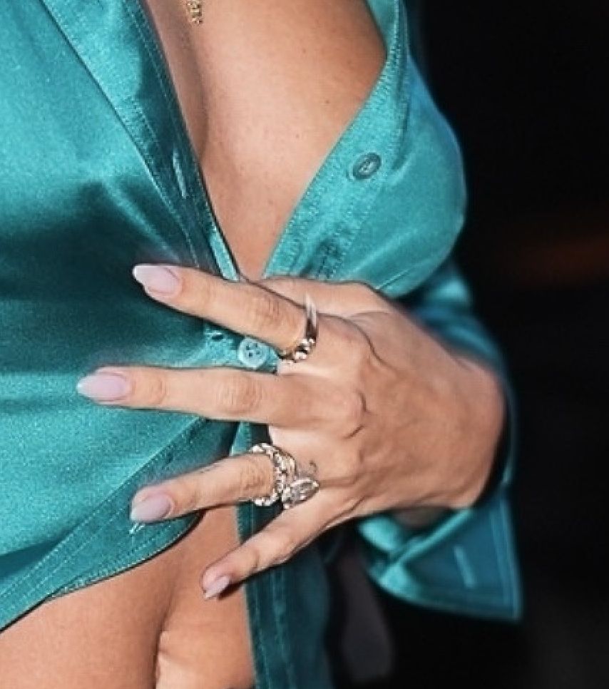 Hailey Bieber bez stanika w drodze do klubu
