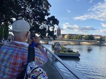 Wrocław: Dawid Podsiadło kręci swój najnowszy teledysk. Muzyk realizuje zdjęcia na wielkiej platformie, która płynie po Odrze