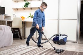 Podział obowiązków w domu – jak zaangażować dzieci do prac domowych?