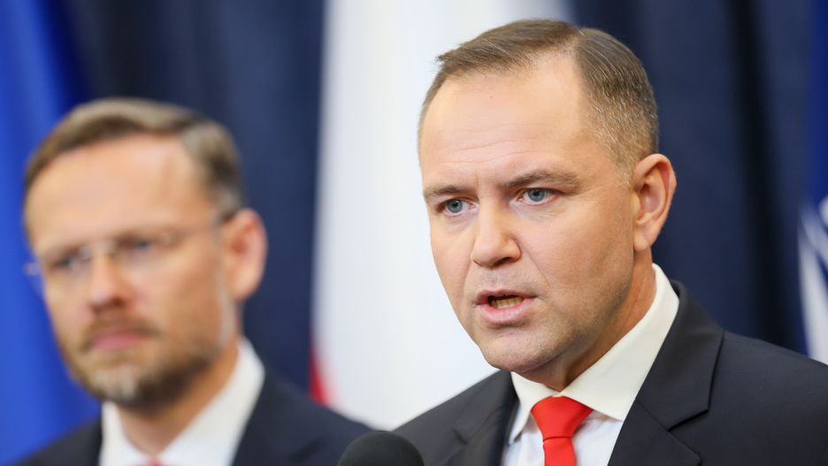 Warszawa, 25.08.2025. Prezydent RP Karol Nawrocki (P) podczas konferencji prasowej w Pałacu Prezydenckim w Warszawie, 25 bm. Prezydent poinformował o zawetowaniu ustawy o krajowym kodeksie skarbowym oraz o podpisaniu dwóch kolejnych nowelizacji Karty Nauczyciela. (amb) PAP/Leszek Szymański