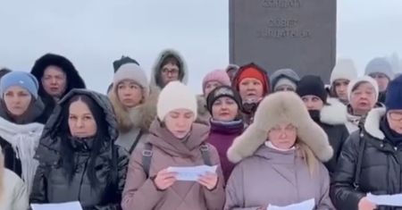 Matki i żony Rosjan stanęły przed kamerami. "Jak mięso armatnie"