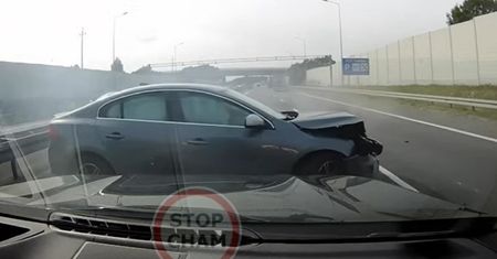 "Trzeba sprawdzić, czy chłop żyje". Szok na A4. Auto wbiło się w ciężarówkę