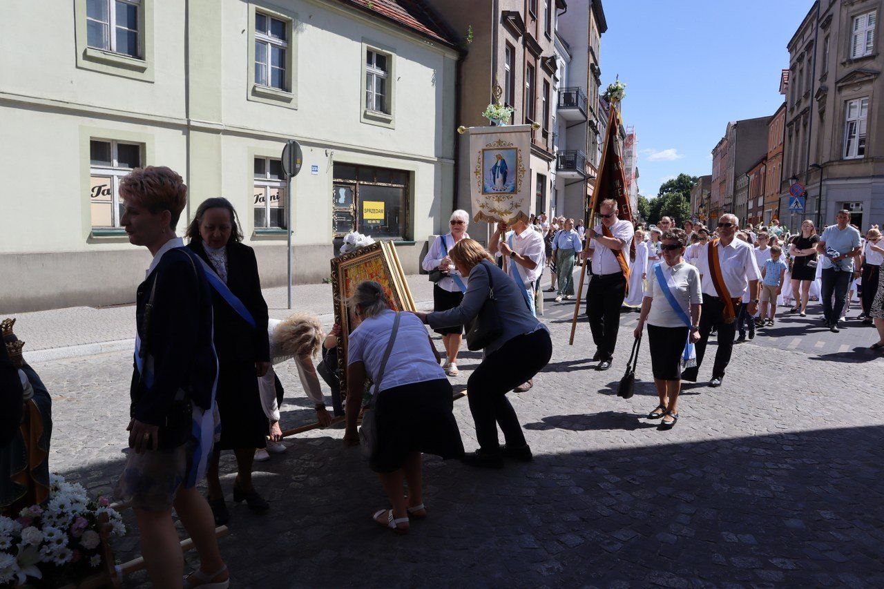 Tłumy wiernych przeszły ulicami Leszna w procesji Bożego Ciała