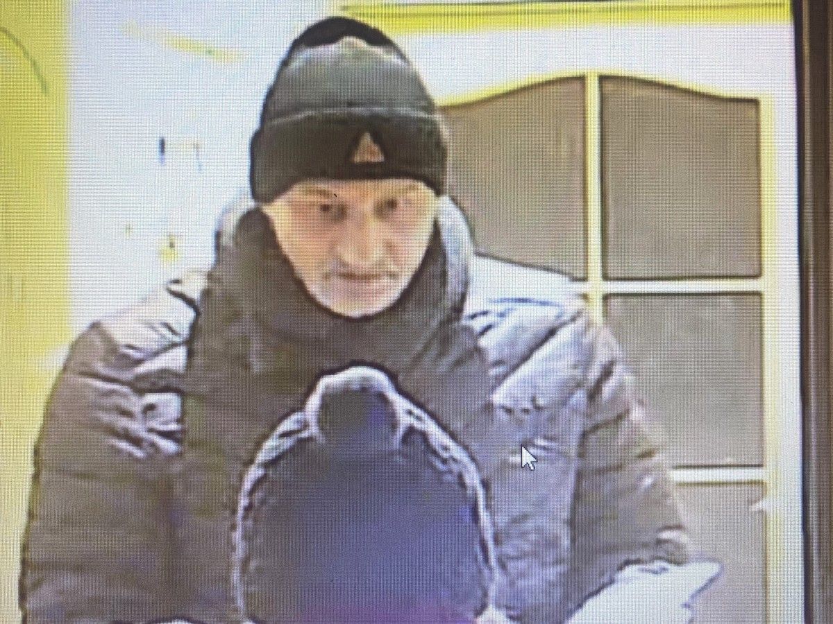 Wrocławska policja poszukuje tych mężczyzn