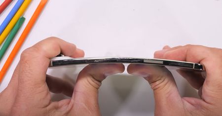 Nowy iPhone Air jest tak cienki, że można go złamać. Czyżby?