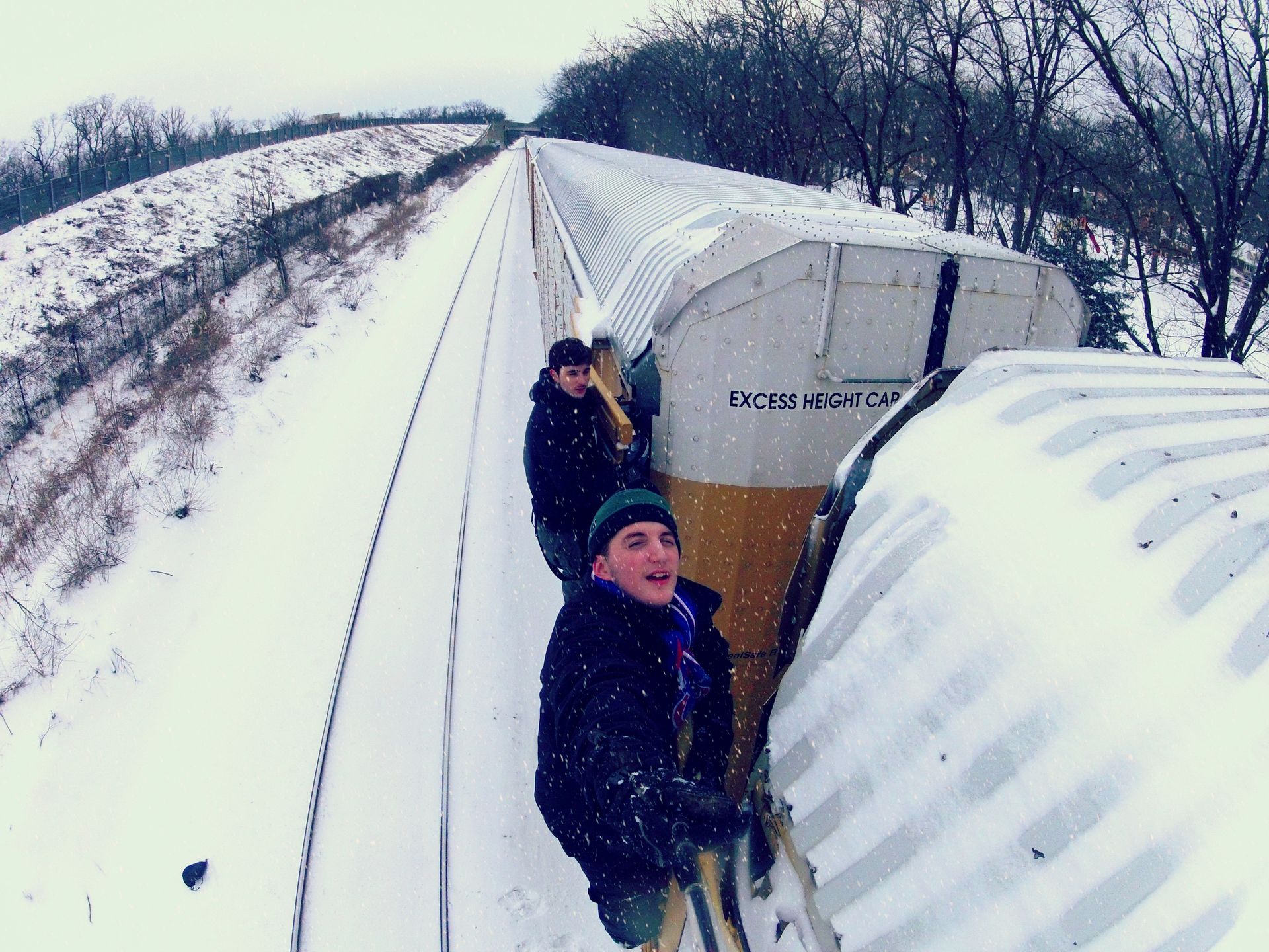 Zabójcze selfie. Coraz więcej osób ginie przez własną głupotę 4