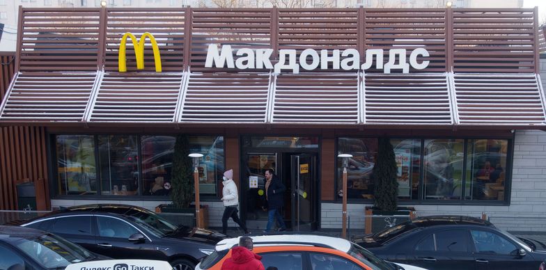 McDonald's wstrzymał działalność w Rosji, ale nie całkiem. Placówki franczyzowe pracują w najlepsze