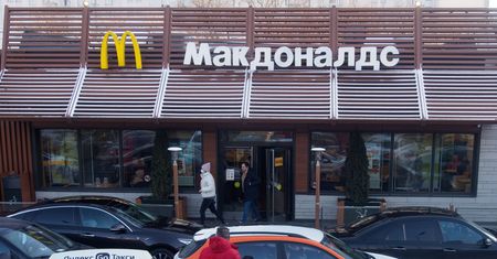 McDonald's wstrzymał działalność w Rosji, ale nie całkiem. Placówki franczyzowe pracują w najlepsze