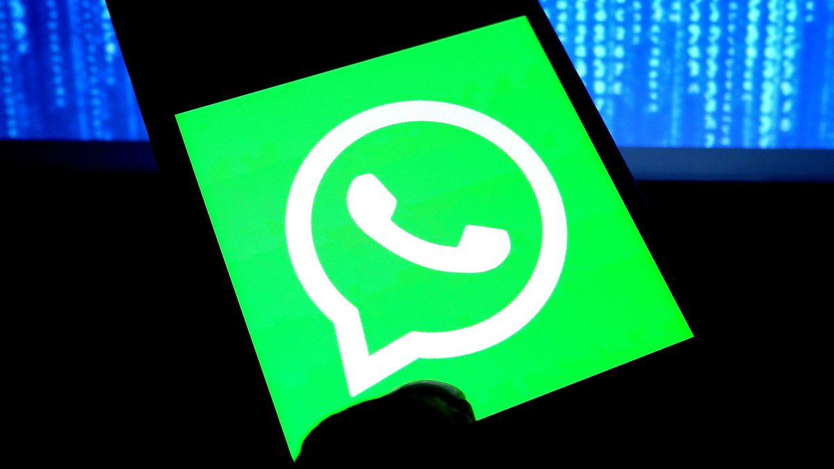 INDIA - 2020/01/29: In this photo illustration a mobile messaging application Whatsapp logo seen displayed on a smartphone with a Facebook logo on the background. (Photo Illustration by Avishek Das/SOPA Images/LightRocket via Getty Images)