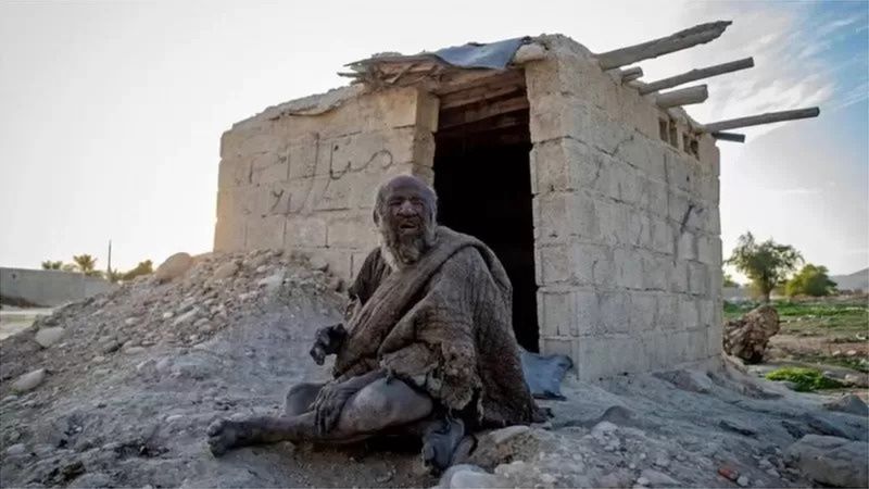 Жителі села Дезга збудували для "дядечка Хаджі" хатину, але йому подобалося жити в норі