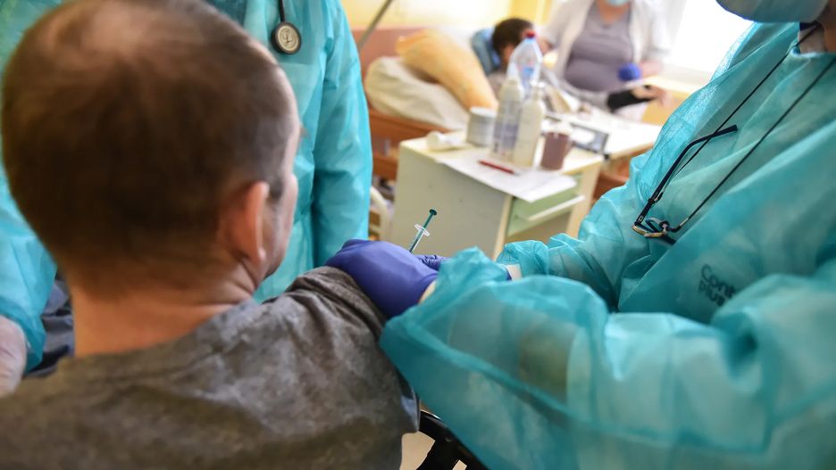 Apel związkowców ws. szczepień: Nie mogą odbywać się kosztem pracujących (Źródło: PAP)