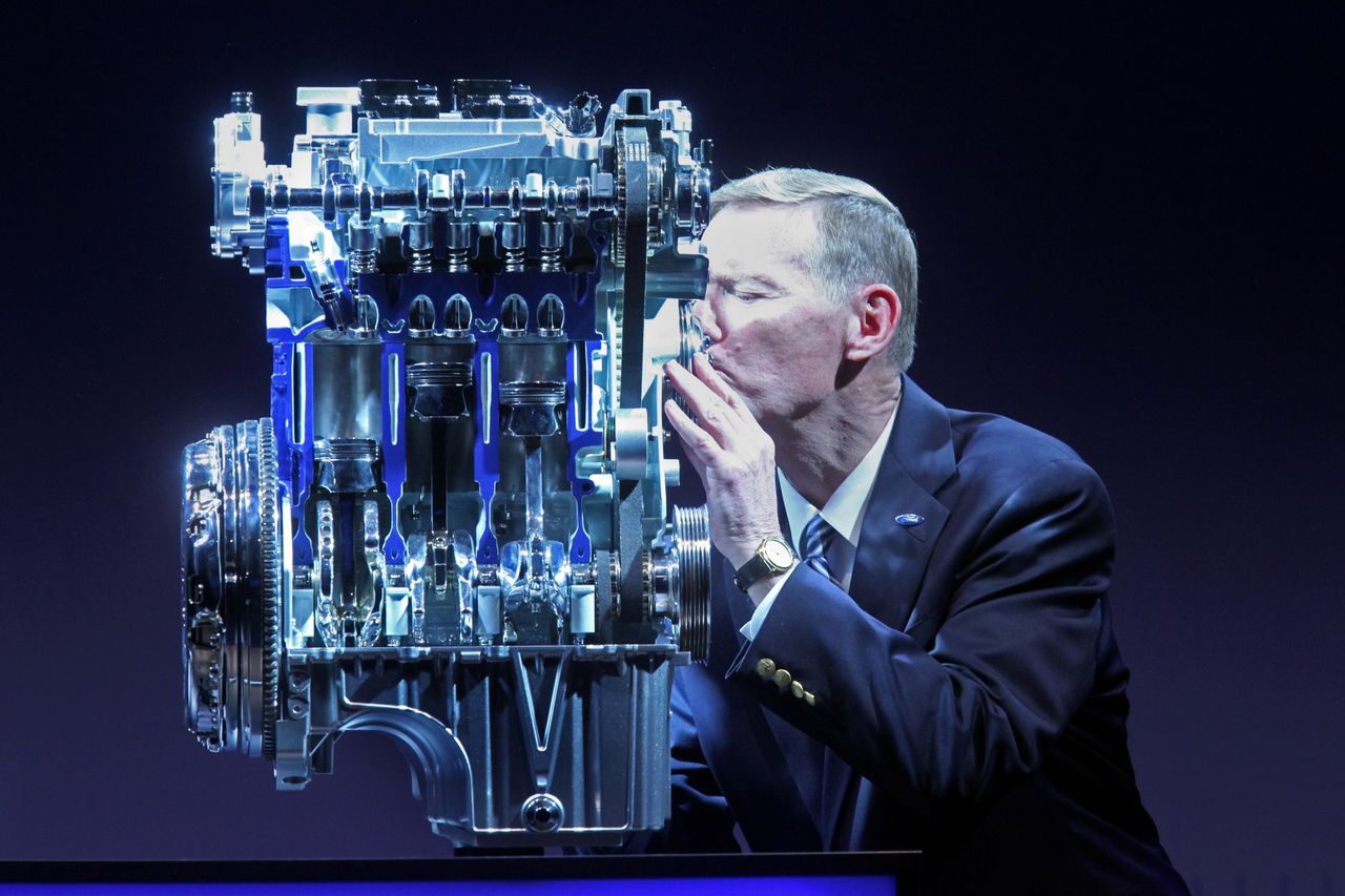 Alan Mulally, ówczesny CEO Forda całuje jednostkę 1.0 EcoBoost. Z punktu widzenia producenta to jeden z najlepszych silników współczesnej motoryzacji