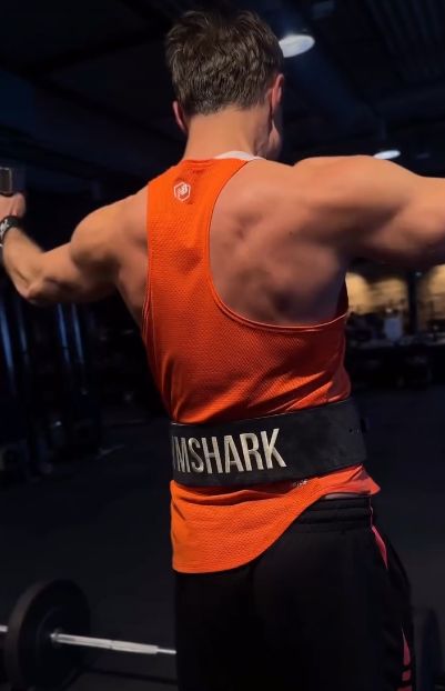 Maciej Zakościelny pokazuje umięśnione plecy