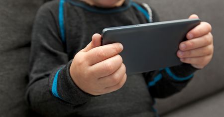 Zasady korzystania z telefonu przez dziecko. Punkt szósty jest kluczowy