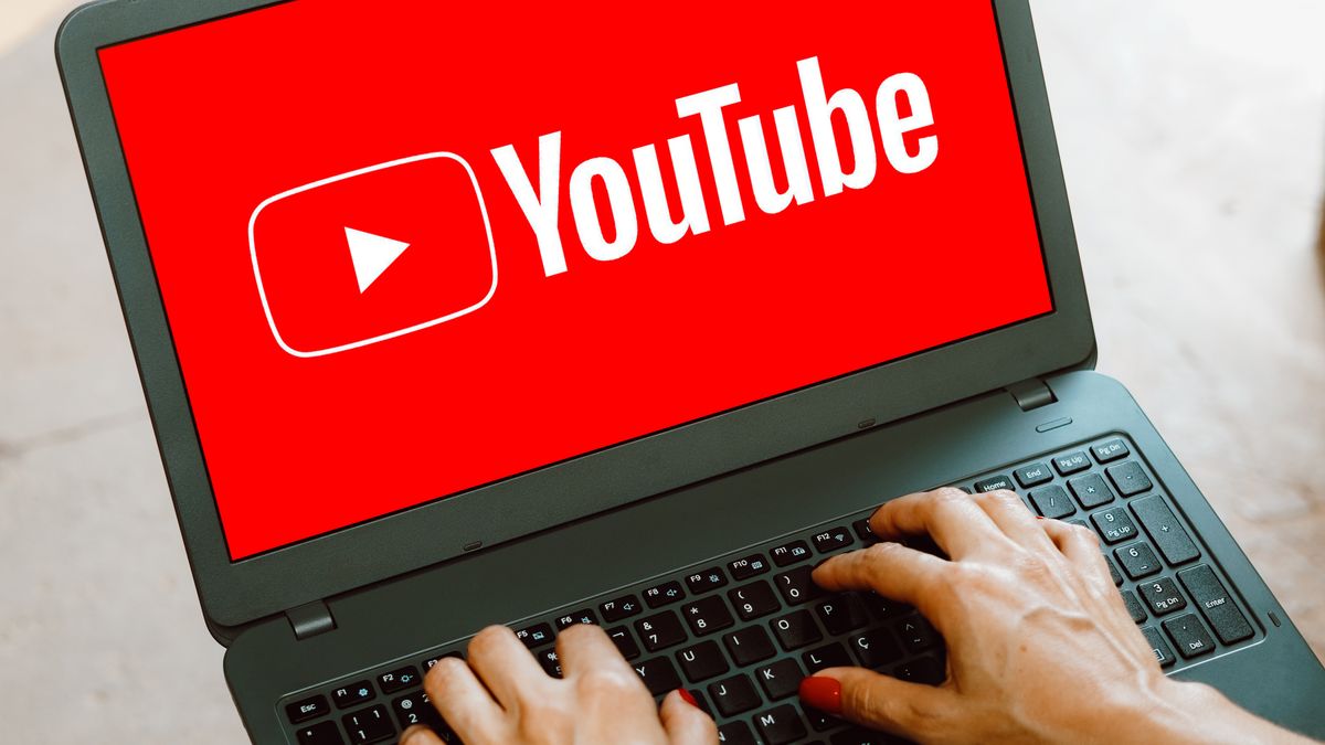 BRAZIL - 2023/09/26: In this photo illustration, the YouTube logo is displayed on a laptop screen. (Photo Illustration by Rafael Henrique/SOPA Images/LightRocket via Getty Images)