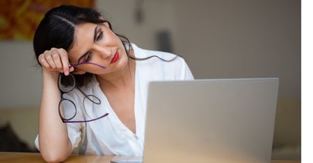 Ten objaw po 40. roku życia wiele kobiet uznaje za normę. Lekarze ostrzegają