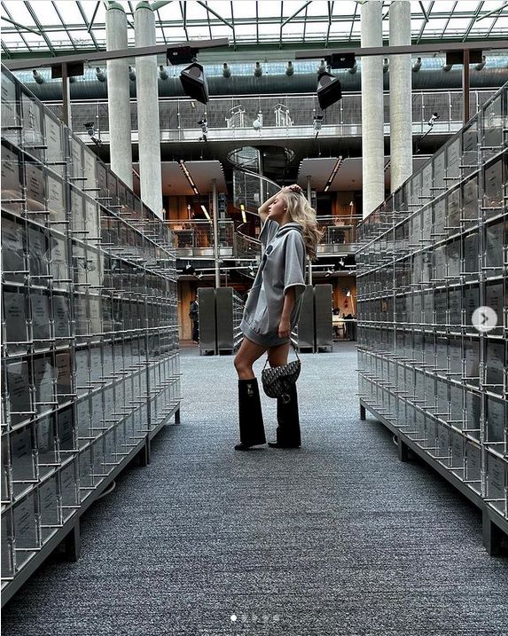 Karolina Pisarek pozuje w bibliotece. "Czuję się jak obcy"